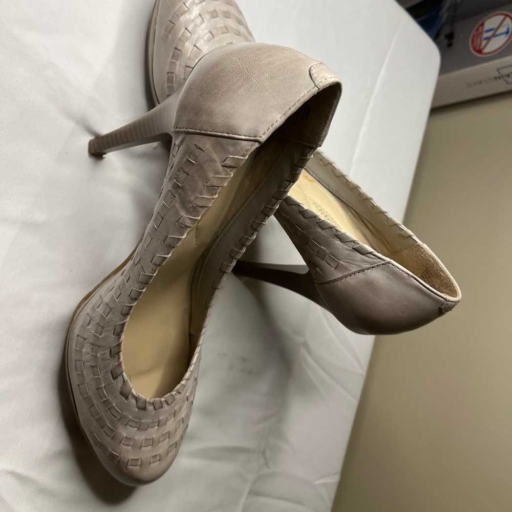 Gray toned size 8.5 pump with beautiful interloop design.